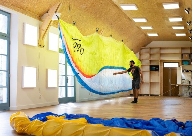 Geoffrey en train de travailler sur une voile de parapente